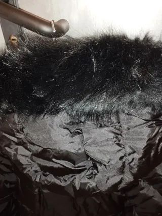 Plumas negro con capucha de pelo