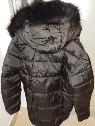 Plumas negro con capucha de pelo