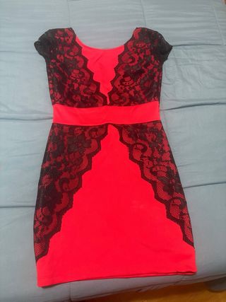 Vestido rojo con encaje negro