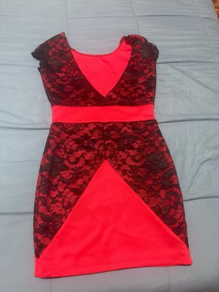 Vestido rojo con encaje negro
