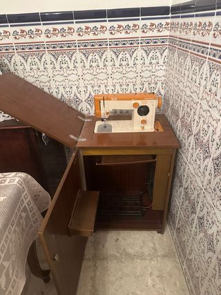 Máquina de coser Alfa con mueble
