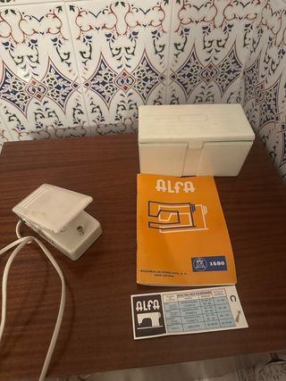 Máquina de coser Alfa con mueble