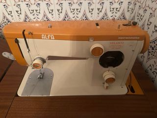 Máquina de coser Alfa con mueble