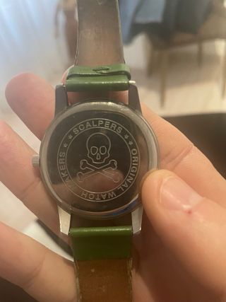 Reloj Scalpers verde y plateado