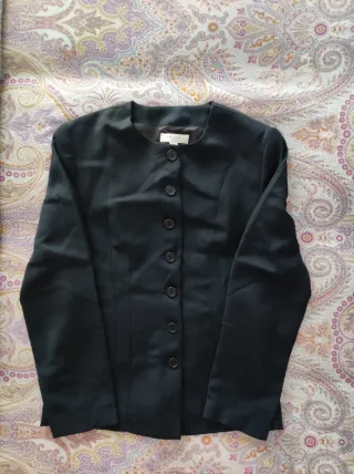 Chaqueta negra botones