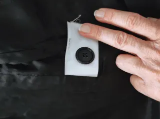 Chaqueta negra botones