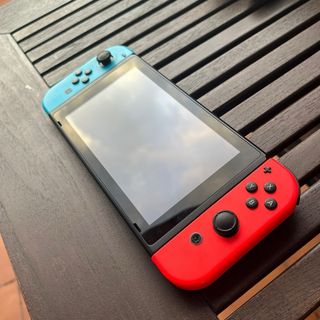 Nintendo Switch + Controller + 2 Giochi + Ring Fit