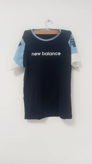 Camiseta New Balance azul y blanca