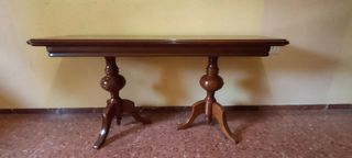 Mesa de salón extensible de madera.