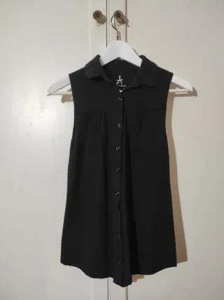 Camisa negra abrochable sin mangas