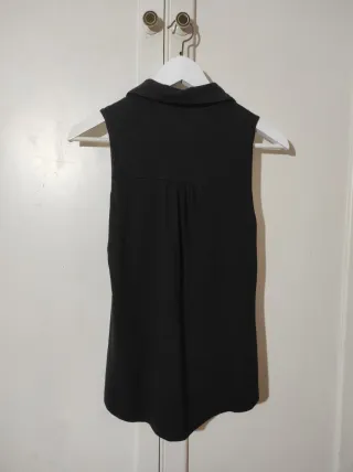 Camisa negra abrochable sin mangas