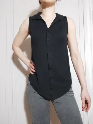 Camisa negra abrochable sin mangas
