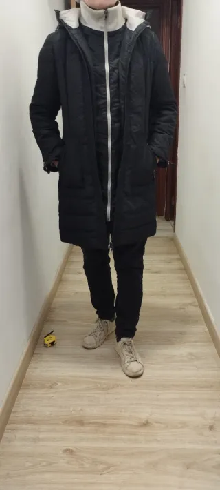 Abrigo largo negro con capucha