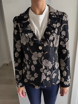 Chaqueta floral negra y beige