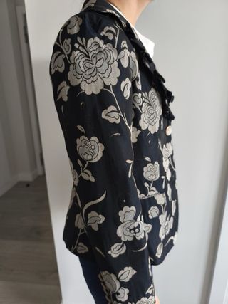 Chaqueta floral negra y beige