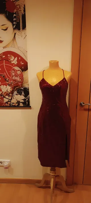 Vestido lentejuelas burdeos con abertura