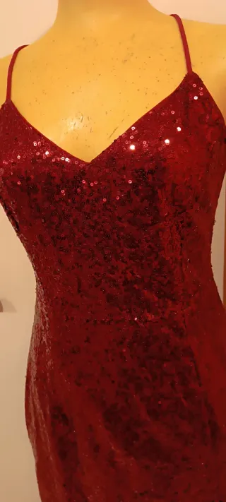 Vestido lentejuelas burdeos con abertura