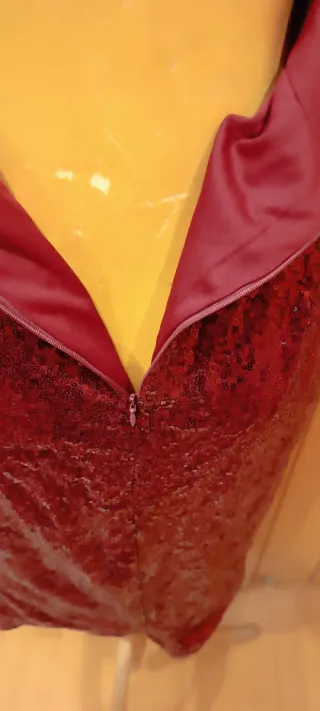 Vestido lentejuelas burdeos con abertura