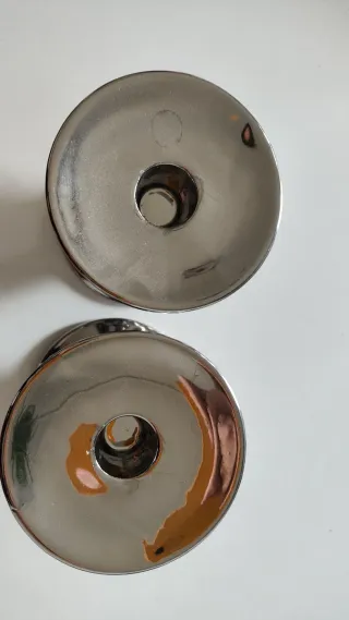 Candelabros de metal plateado. 2 unidades