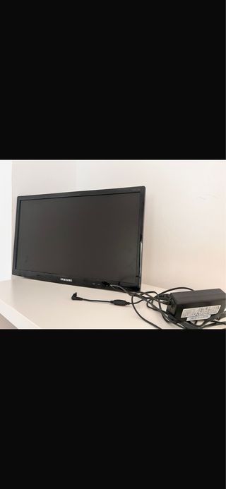 TV Samsung 22” con soporte para colgar