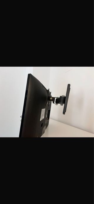 TV Samsung 22” con soporte para colgar