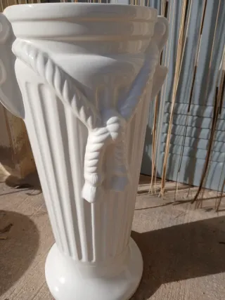 Columna cerámica blanca estilo clásico