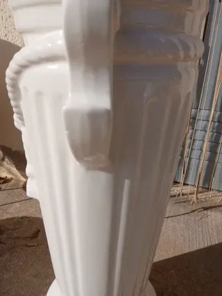 Columna cerámica blanca estilo clásico