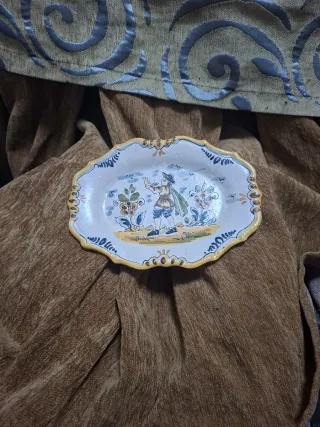 Vecchi piatti decorativi dipinti a mano