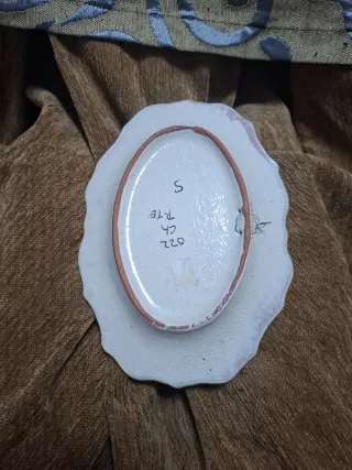 Vecchi piatti decorativi dipinti a mano