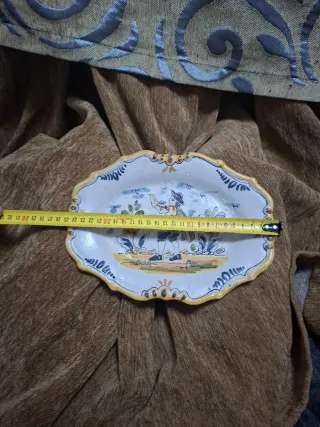 Vecchi piatti decorativi dipinti a mano