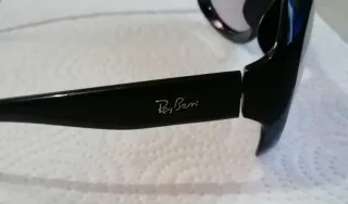 Gafas de sol negras y moradas