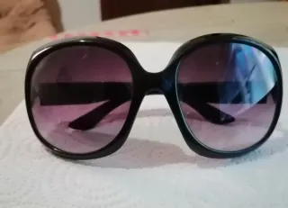 Gafas de sol negras y moradas