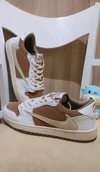 Nike x Travis Scott Marrones y Blancas