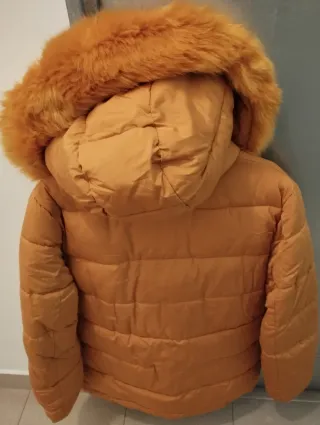 Chaqueta acolchada con capucha y pelo