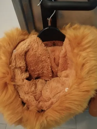 Chaqueta acolchada con capucha y pelo