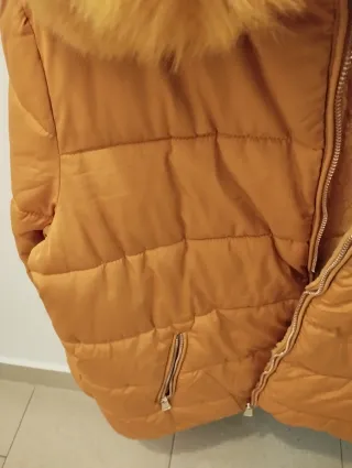 Chaqueta acolchada con capucha y pelo