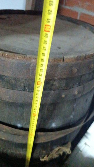 Barril antiguo de madera y metal