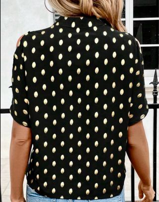 Elegante blusa negra con lunares dorados/a estrena