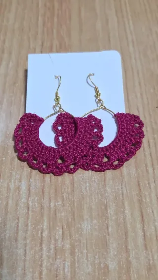 Orecchini e collane all'uncinetto viola