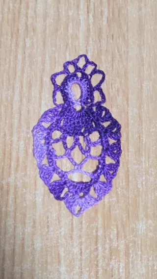 Orecchini e collane all'uncinetto viola