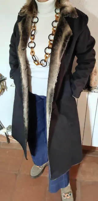 Abrigo largo negro con forro de pelo