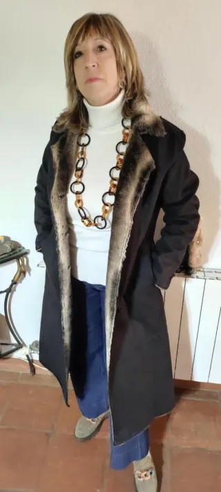 Abrigo largo negro con forro de pelo