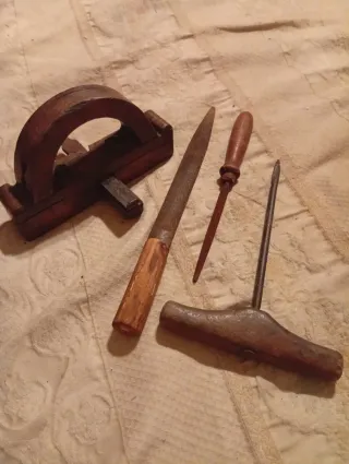 Lotto attrezzi antichi in legno e metallo