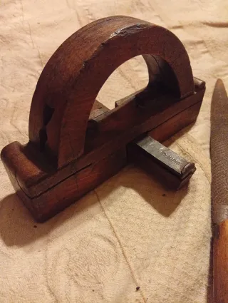 Lotto attrezzi antichi in legno e metallo