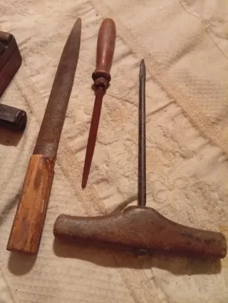 Lotto attrezzi antichi in legno e metallo