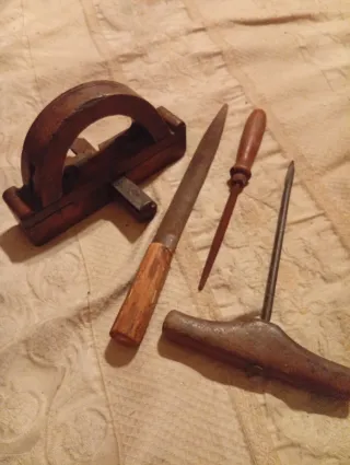 Lotto attrezzi antichi in legno e metallo