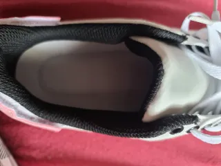 Deportivas blancas con detalle rosa ESTÁN SIN USAR