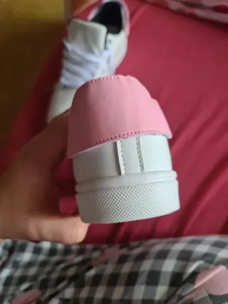 Deportivas blancas con detalle rosa ESTÁN SIN USAR