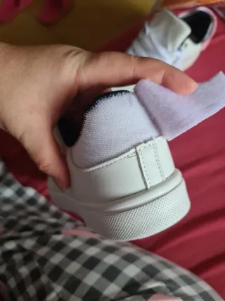 Deportivas blancas con detalle rosa ESTÁN SIN USAR