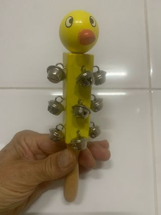 Sonajero pollito amarillo madera